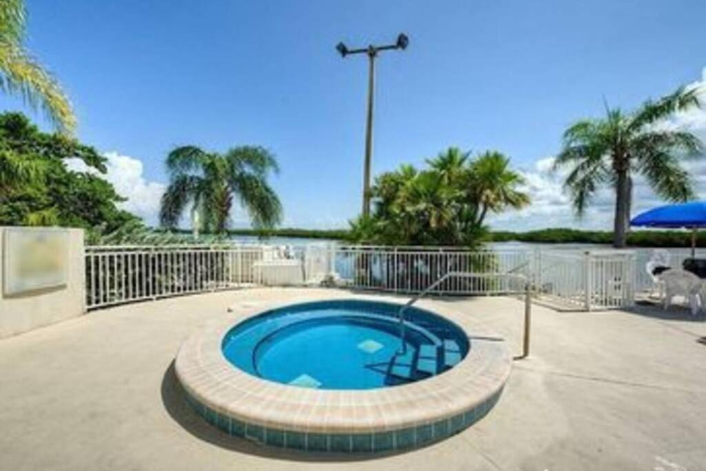 Manatee, Studio202, Beach Steps Away! Pool+Wifi Ruskin Zewnętrze zdjęcie