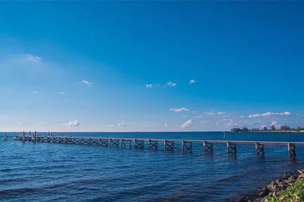 Manatee, Studio202, Beach Steps Away! Pool+Wifi Ruskin Zewnętrze zdjęcie